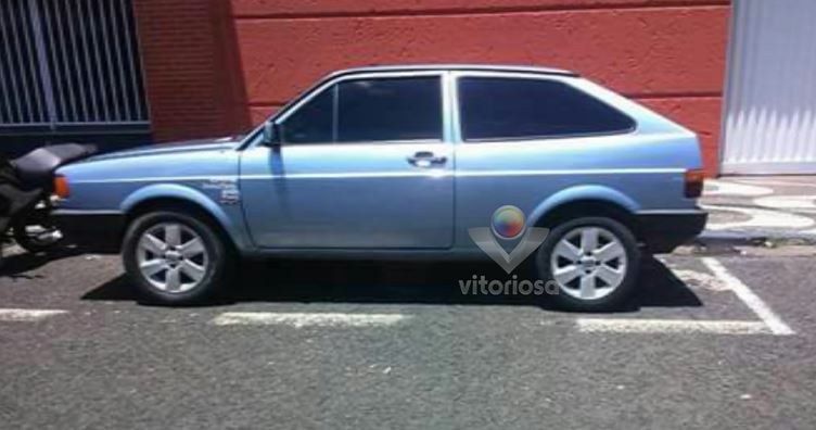 Carro é roubado em rua movimentada e em plena luz do dia em Uberlândia