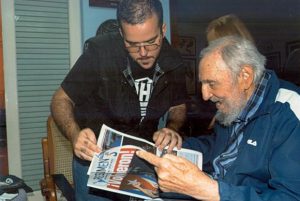 Foto do dia 23 de janeiro divulgada pelo site cubano Cubadebate em 3 de fevereiro. Na imagem, Fidel Castro lê um jornal durante encontro com o líder estudantil Randy Perdomo Garcia (Foto: divulgação)