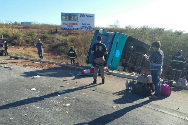 BR 251: Ônibus tomba, mata dois passageiros e deixa 41 feridos