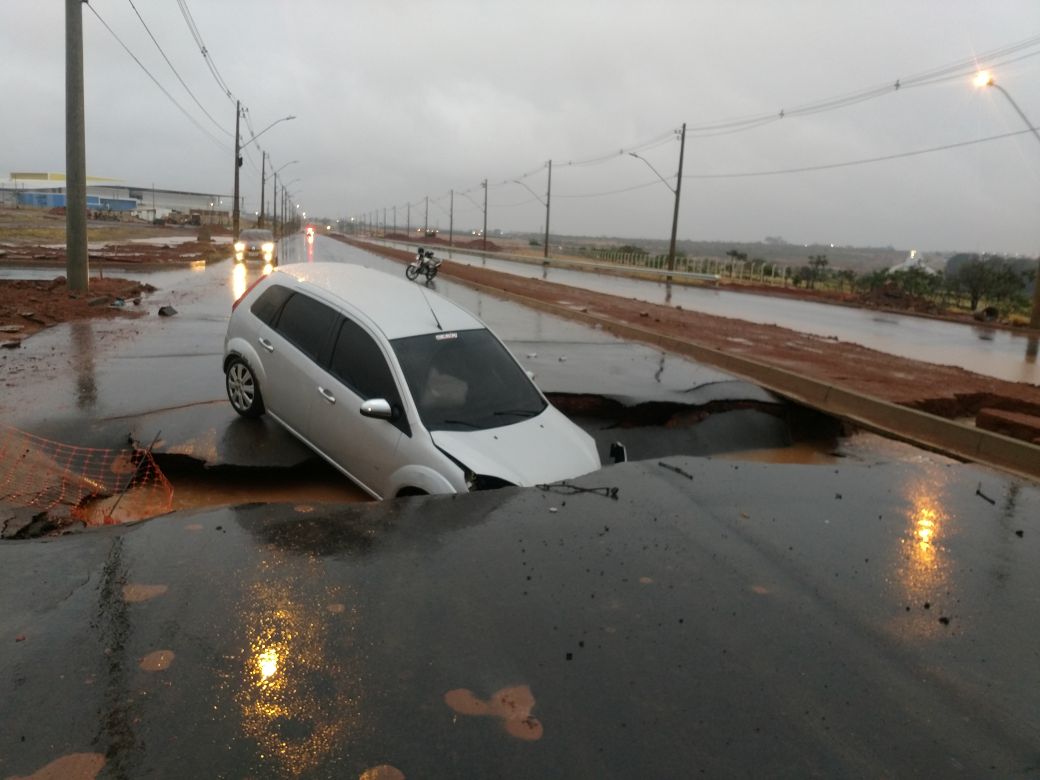 Asfalto cede e carro cai em cratera que se abriu no Bairro Jardim ...