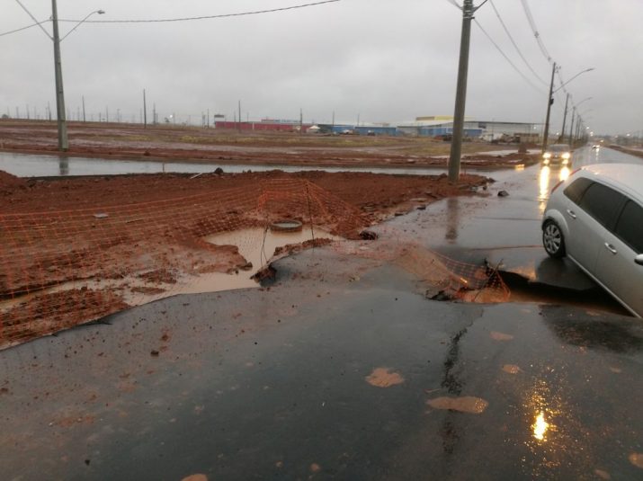 Asfalto cede e carro cai em cratera que se abriu no Bairro Jardim ...