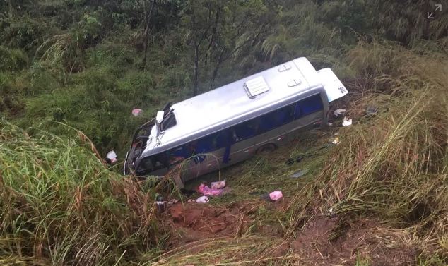 Micro-ônibus que transportava crianças para a escola sai da pista