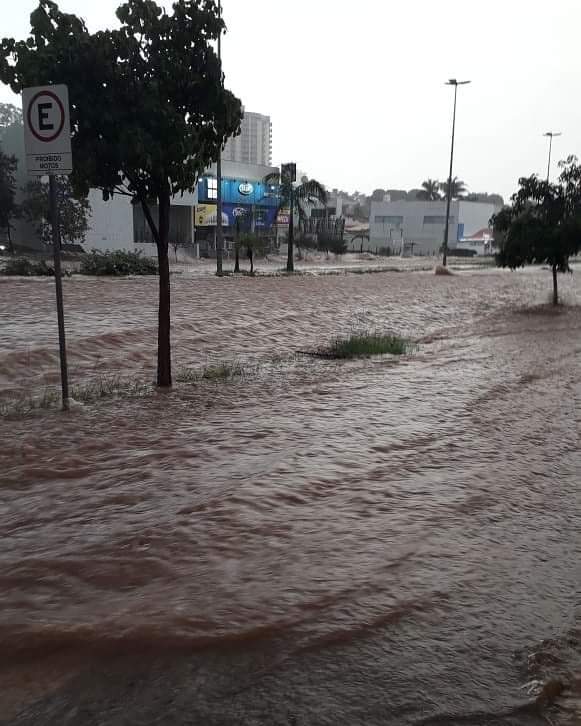 Forte Chuva Deixa Diversas Avenidas Alagadas Em Uberlândia - V9 TV ...