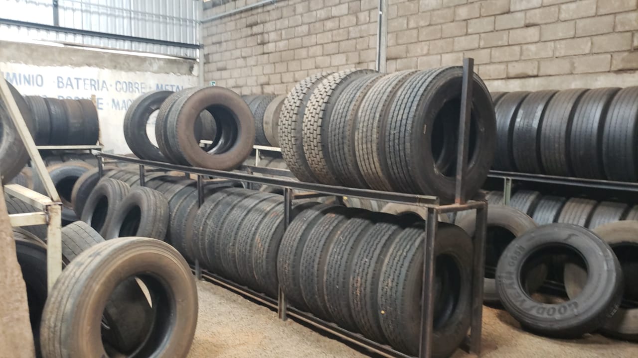 Receita Federal apreende mais de 600 pneus importados ilegalmente em lojas  de Maringá, Norte e Noroeste
