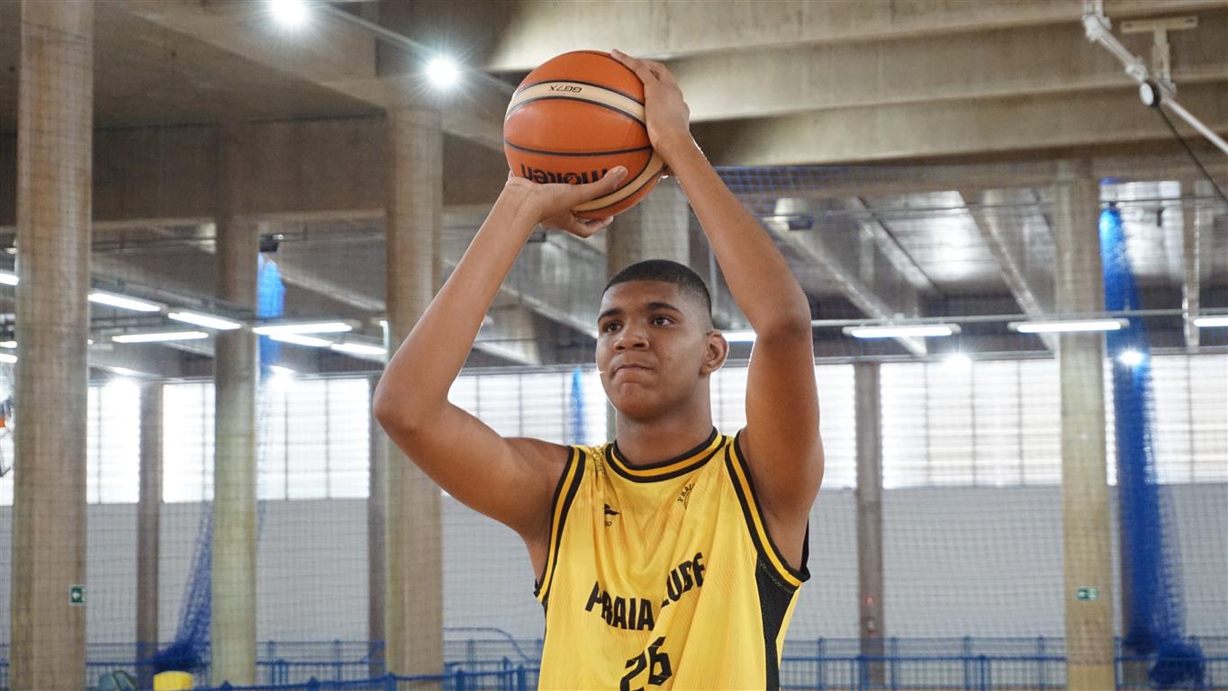 Jovem de 16 anos e 2,28 m de altura chama a atenção no basquete - Fotos -  R7 Mais Esportes