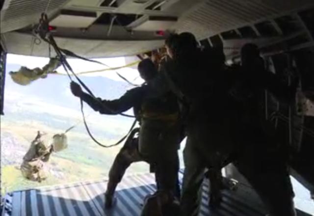 Vídeo mostra paraquedista caindo após paraquedas enrolar e não