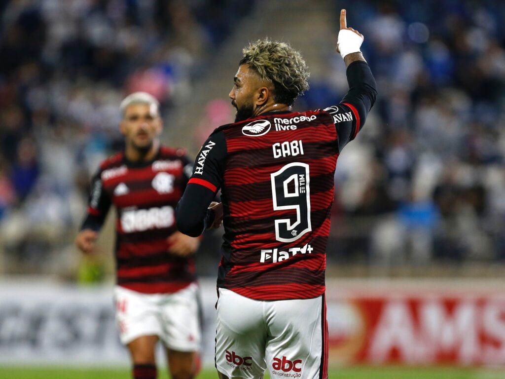 Arrascaeta brilha em vitória do Flamengo e leva rubro-negros ao