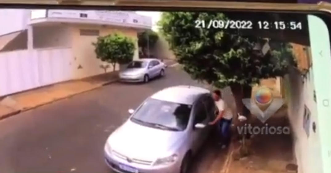 Mulher Acorda Com Homem Se Masturbando Na Porta Do Quarto No Bairro Custódio Pereira Em