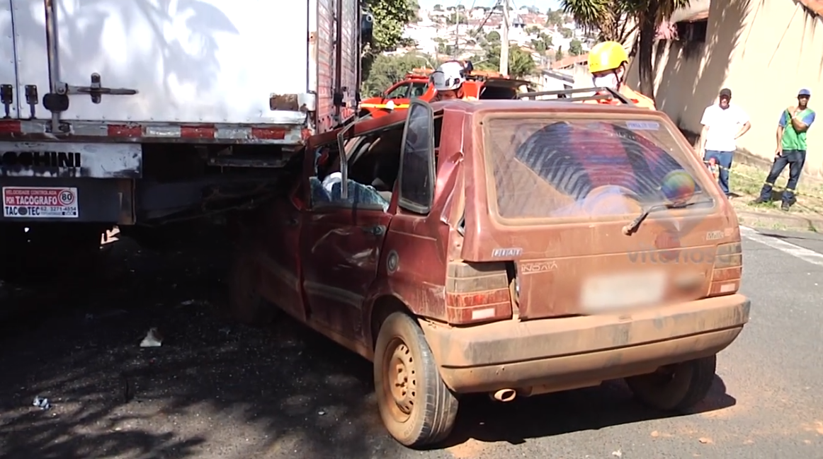 Caminhão rosa na cidade 