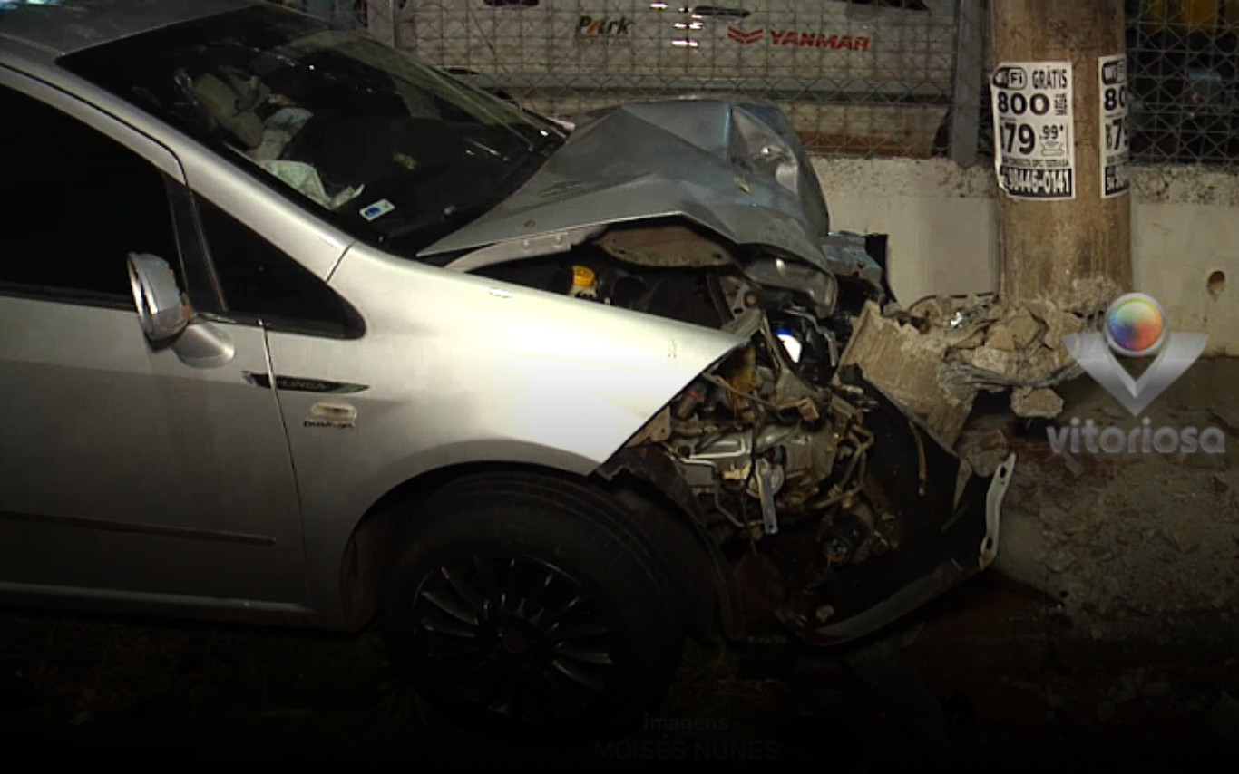 Carro atinge poste e fica destruído