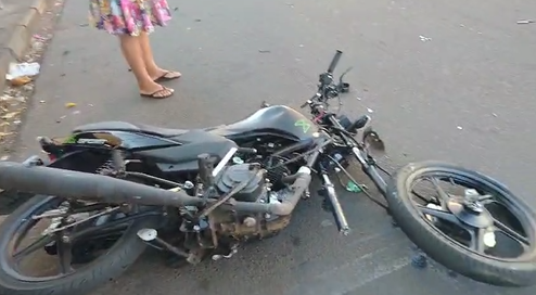 Imagem de motocicleta envolvida no acidente, a qual está caída na rua.