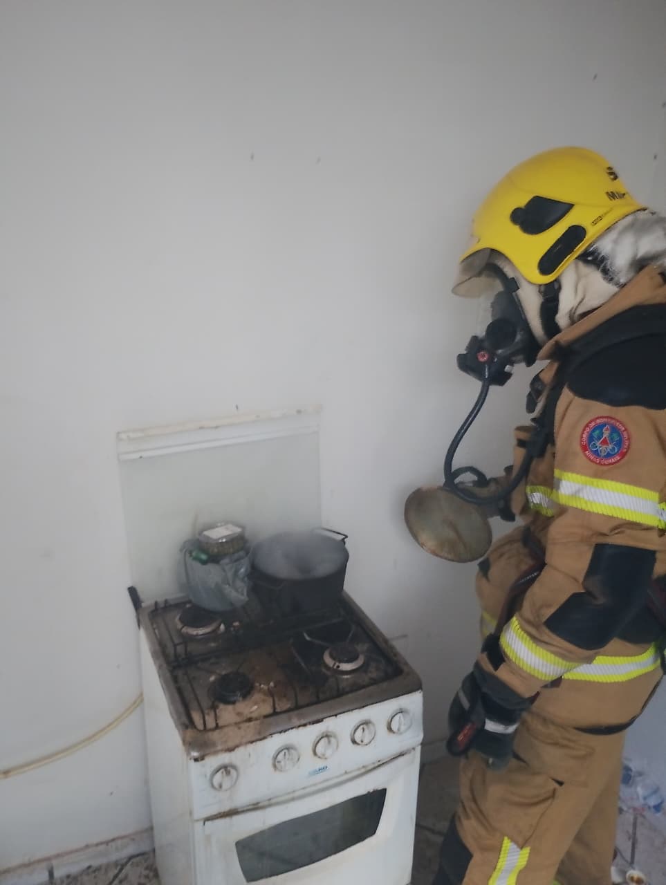 Imagem do Corpo de Bombeiros atuando em panela esquecida em chama acesa