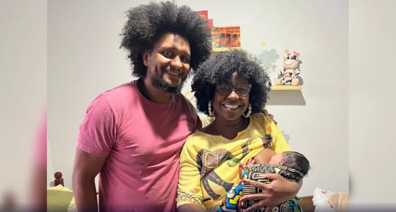 Imagem dos pais Fábio Rodrigo Vicente Tavares e Kelly Cristina da Silva com sua filha.