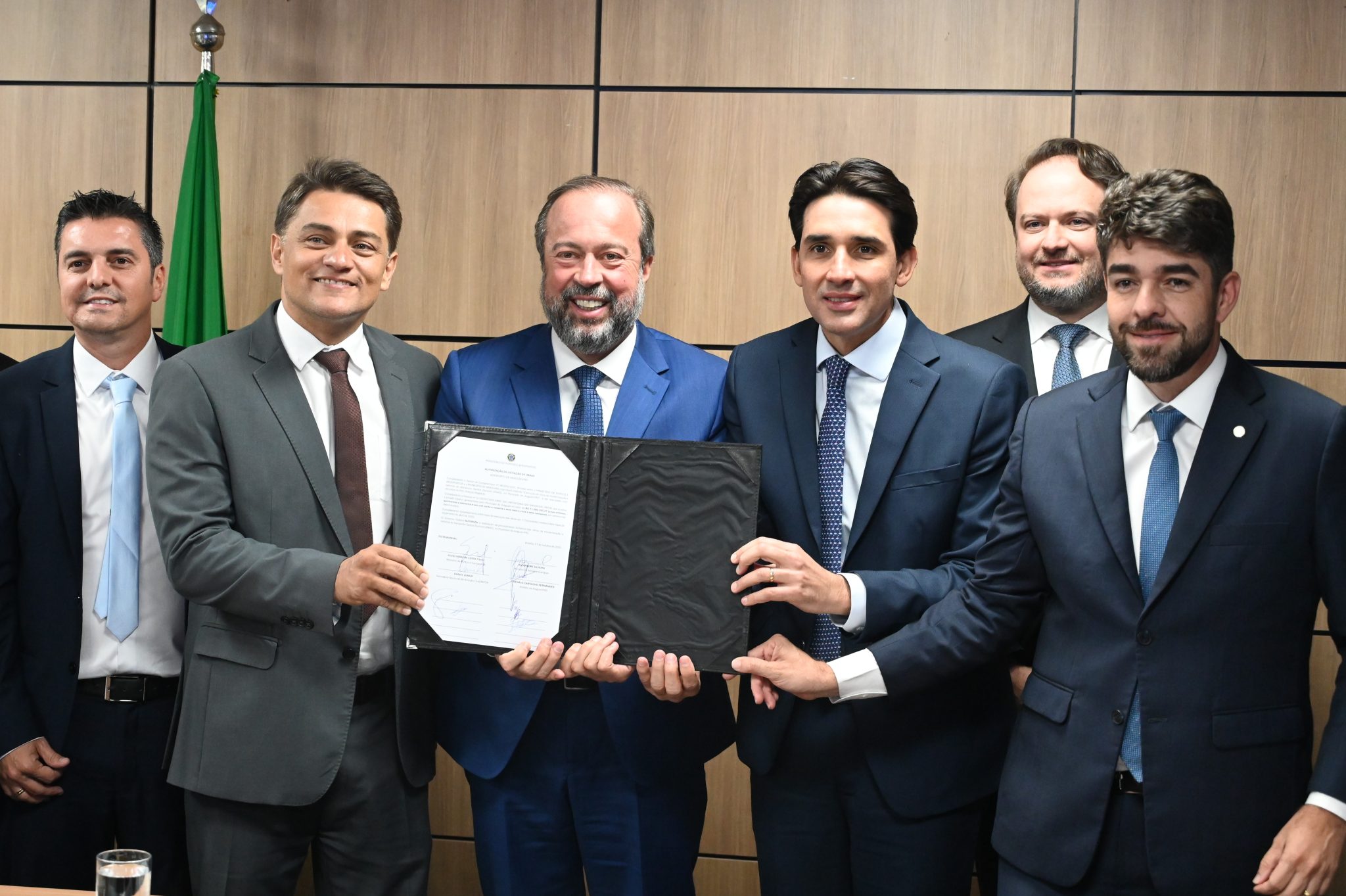 En destaque, o termo de compromisso para a reforma do aeroporto de Araguari.