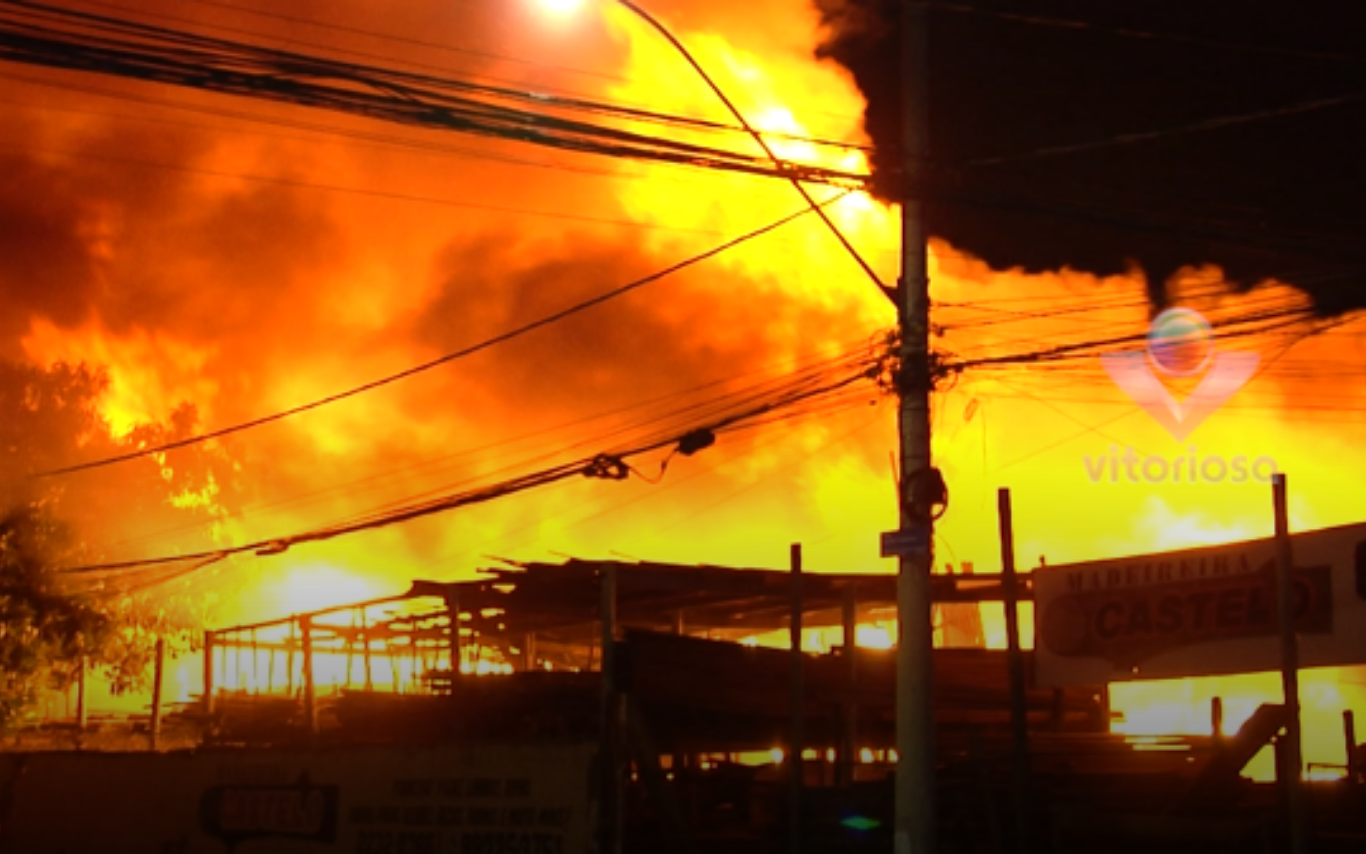 Imagem do local do incêndio antes do início do combate às chamas.