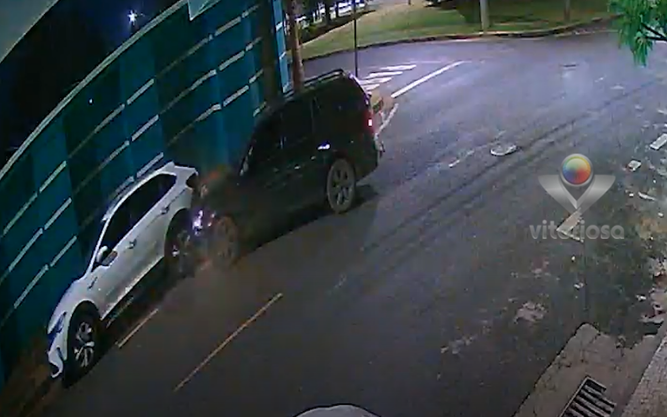 Registro do momento da colisão entre os carros.