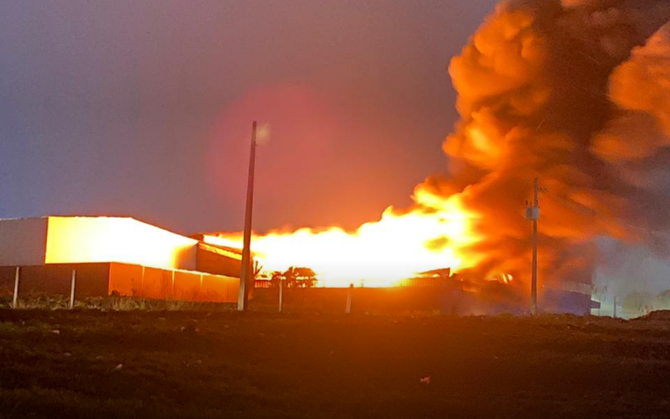 Imagens do incêndio que atingiu empresa de vidros em Uberlândia.