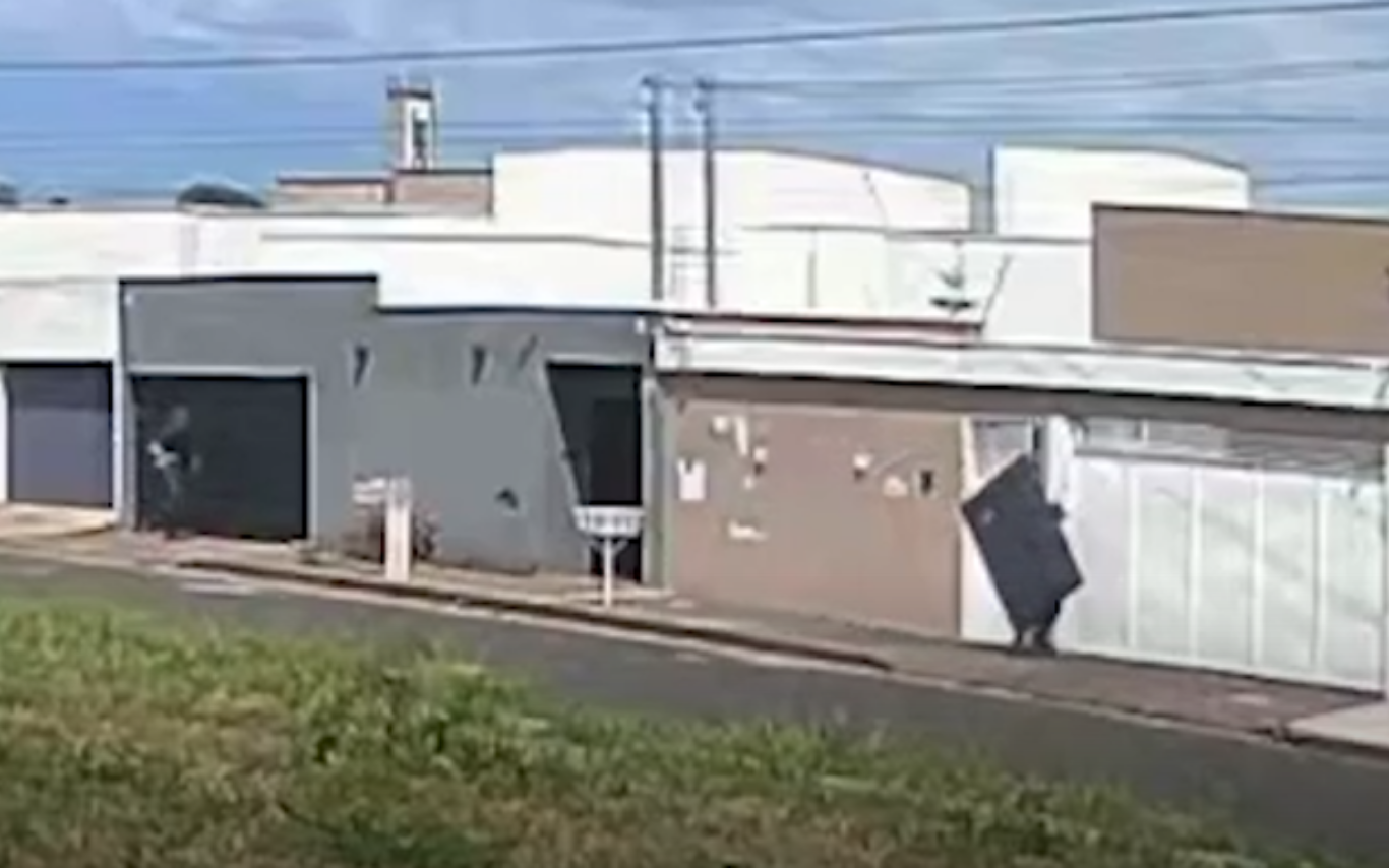 Reprodução de câmera de segurança.