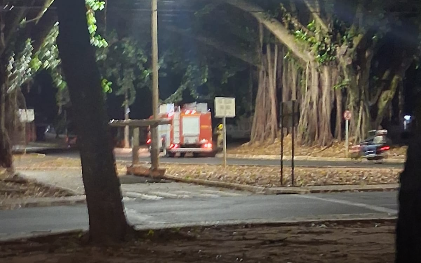 Veículo dos bombeiros na Praça Sérgio Pacheco