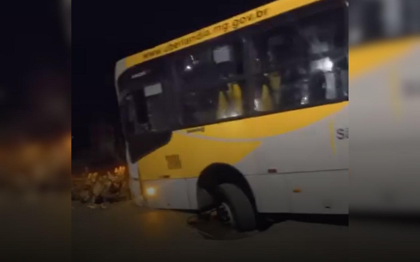 Imagem de ônibus preso na cratera que abriu em rua no bairro Aclimação.