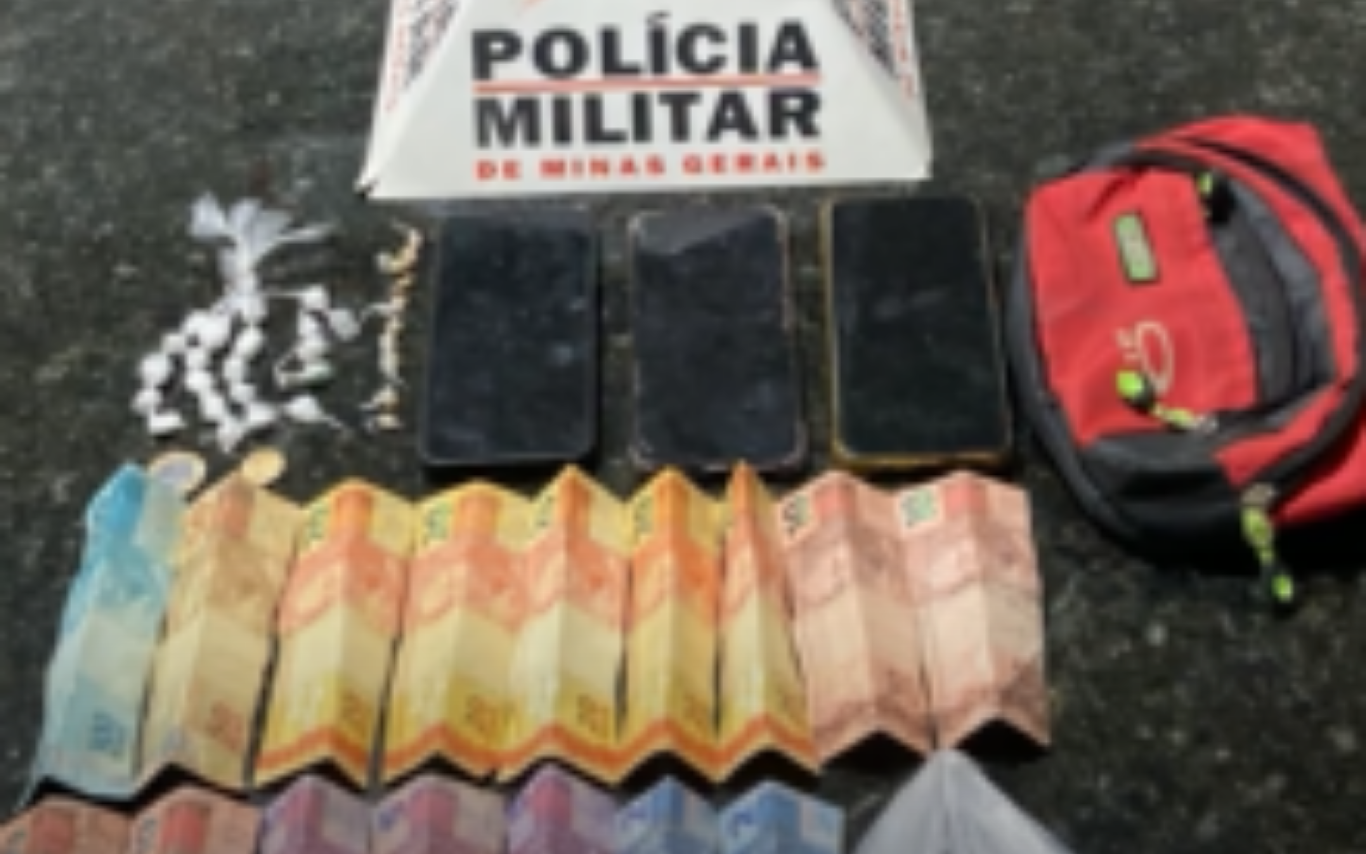 Imagem retratando itens apreendidos em batida policial no Cemitério Municipal de Prata.