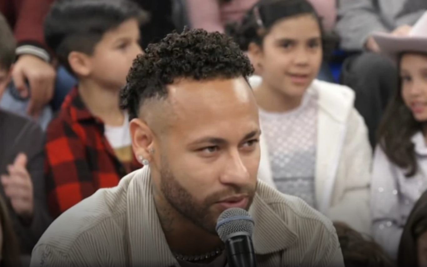 Neymar concedeu entrevista ao programa Altas Horas, da TV Globo, neste sábado (25).