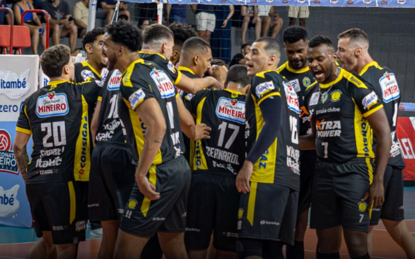 Jogadores do Praia Clube durante partida do Campeonato Mineiro Masculino de Vôlei.