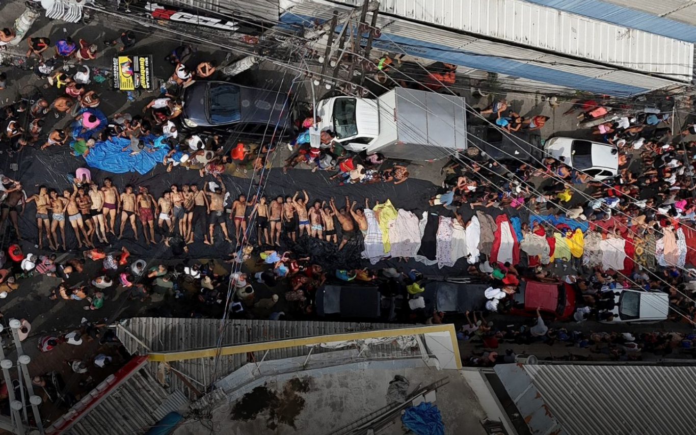 Corpos enfileirados após operação policial mais letal da história do Rio de Janeiro.