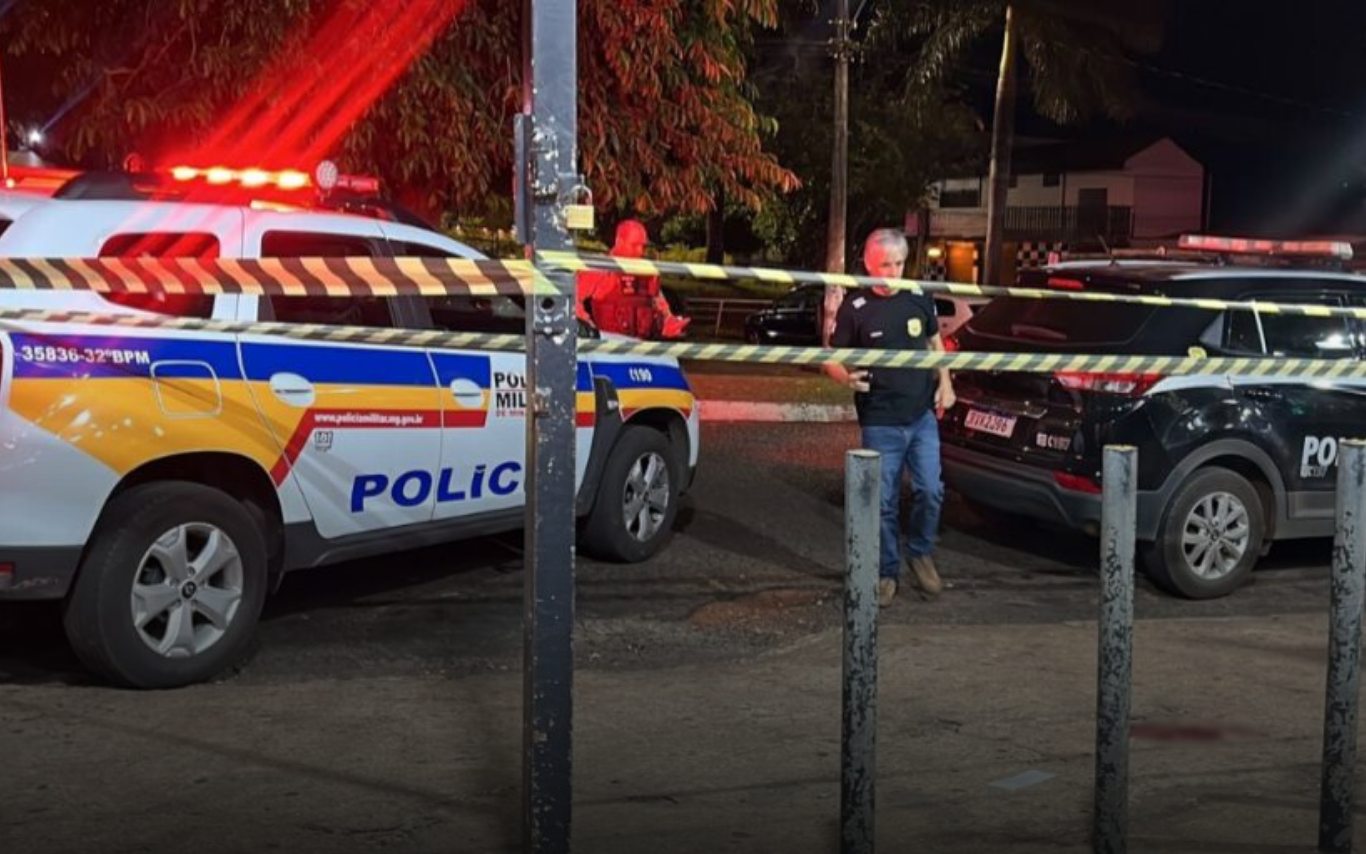 Viaturas policiais no local da tentativa de feminicídio.