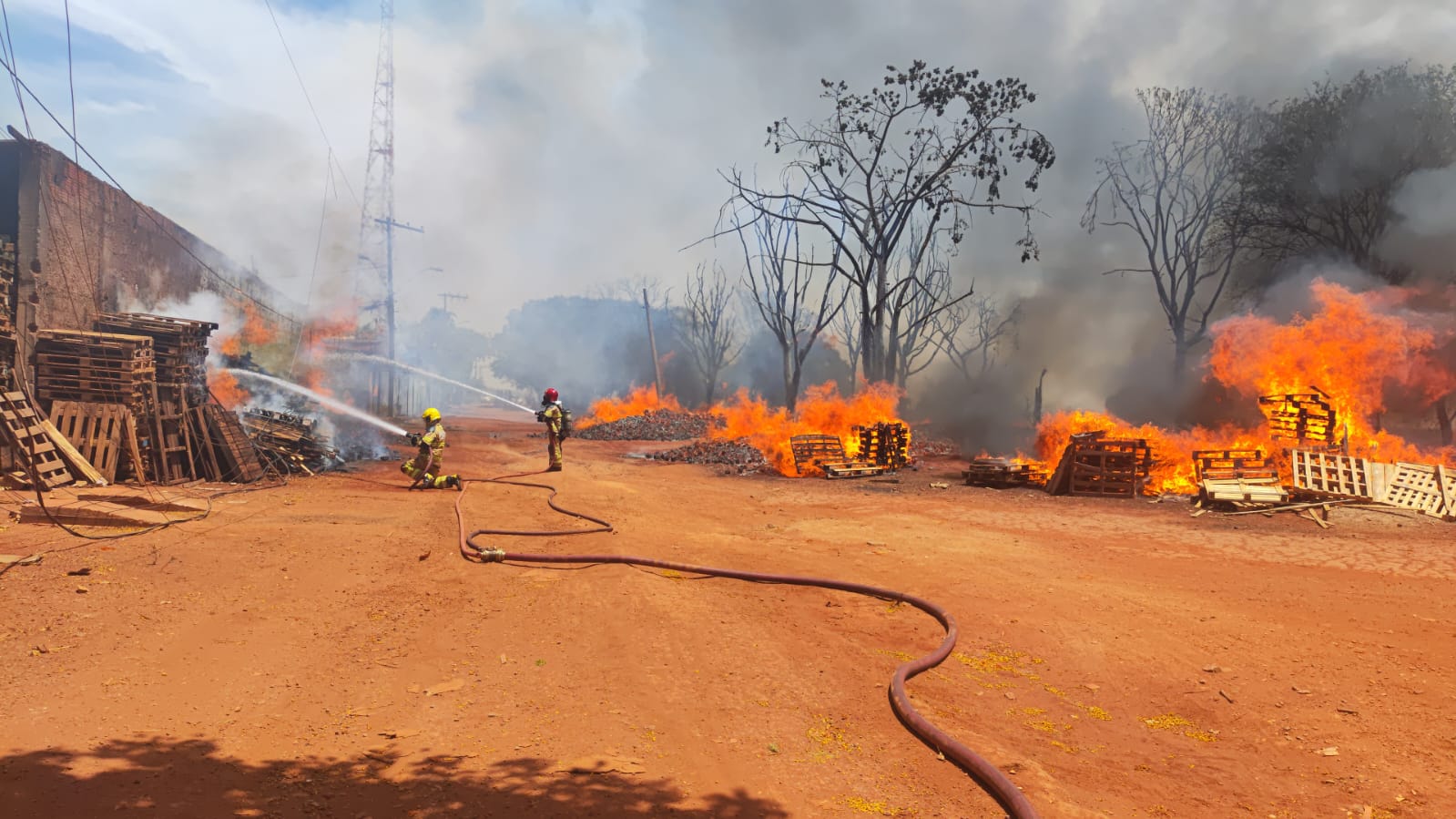 Imagem registrada no local do incêndio.