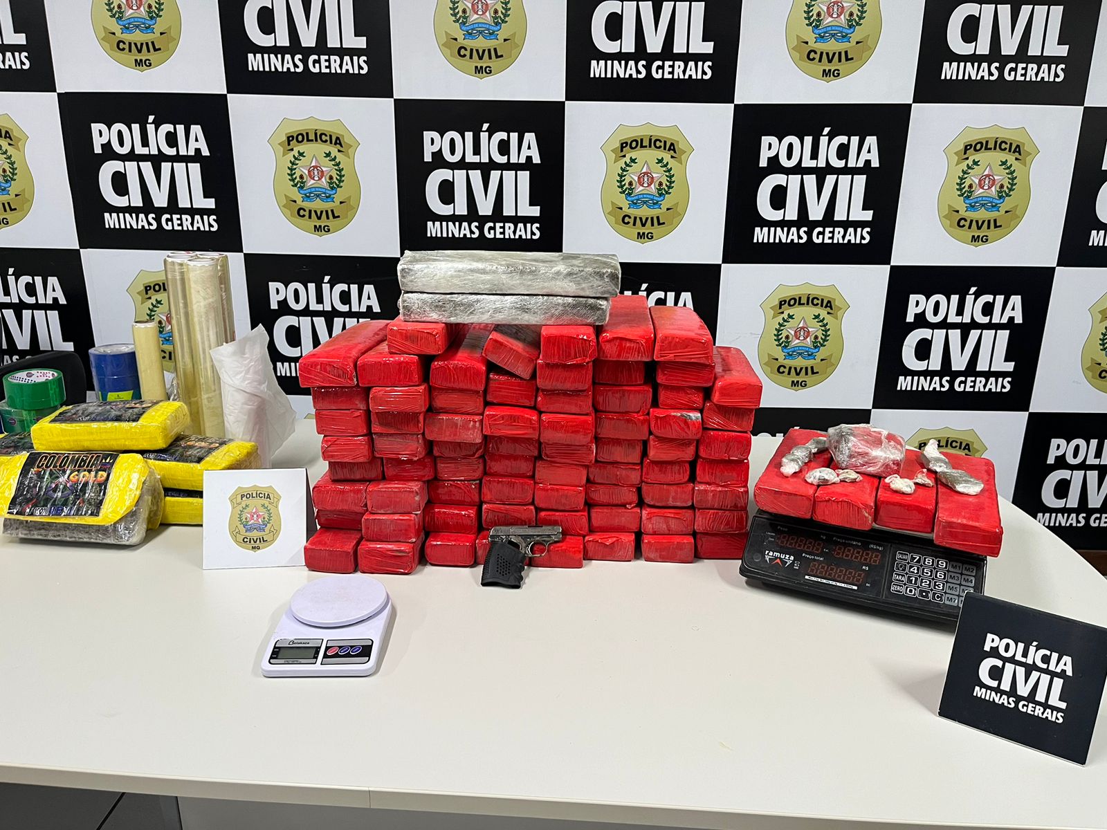 Imagem dos itens apreendidos pela Polícia Civil em Uberlândia.