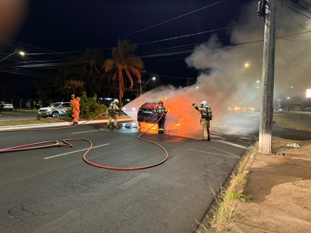 Imagem do Corpo de Bombeiros contendo as chamas do veículo.