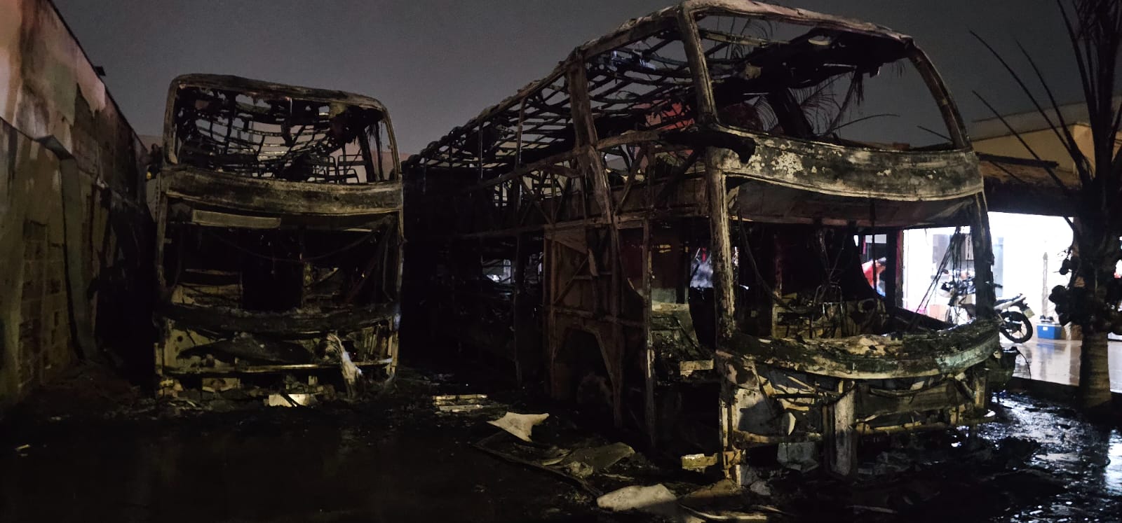 Imagem dos ônibus atingidos pelo incêndio no Jardim Inconfidência.