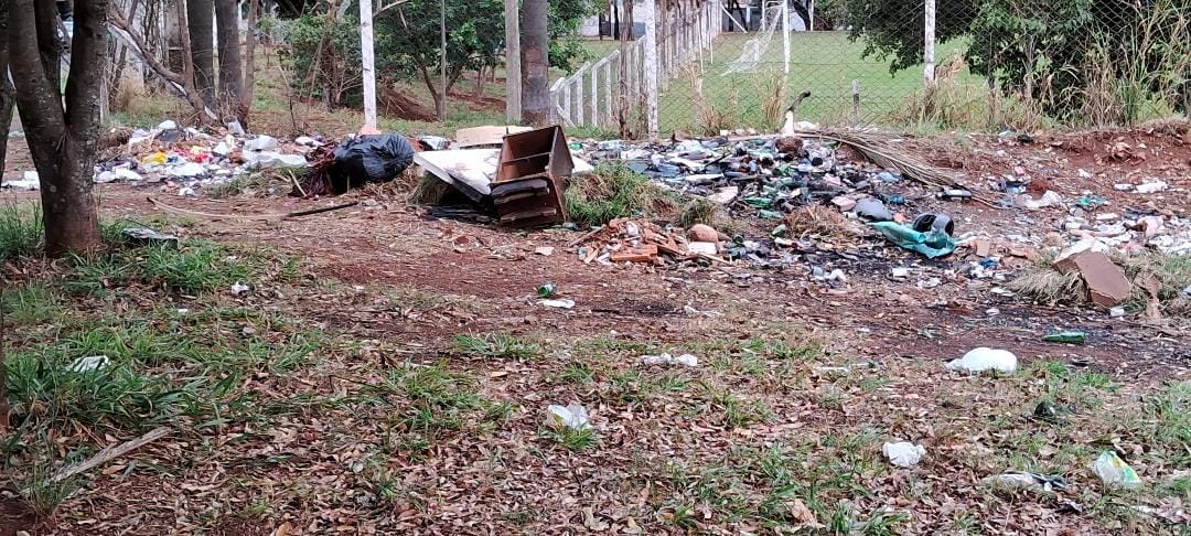 Local de descarte irregular de lixo no bairro Tocantins.