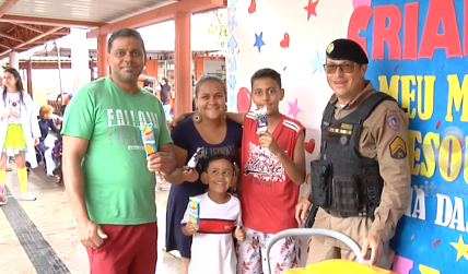 Imagem da ação social promovida pela Polícia Militar.