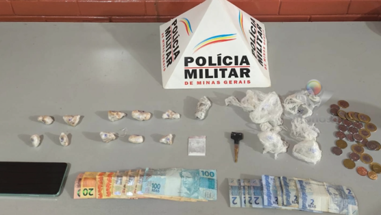 Reprodução da reportagem mostrando itens apreendidos na batida policial.