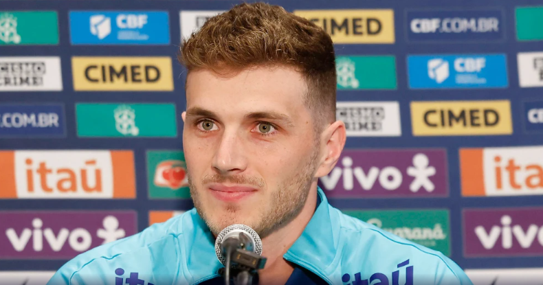 Imagem do goleiro Bento durante coletiva da CBF.