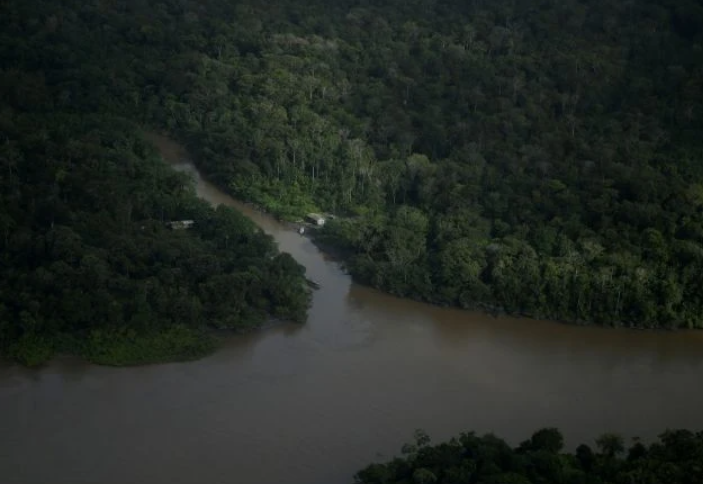 Casa na beira de rios perto da Foz do Amazonas, no Amapá.