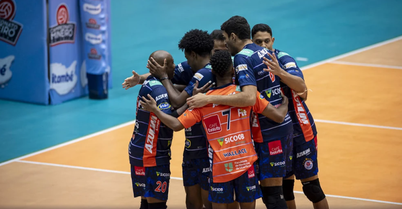 Time de Monte Carmelo reunido em comemoração.