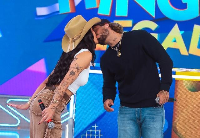 Ana Castela e Zé Felipe em momento do programa Domingo Legal (19/10).