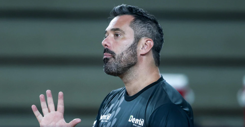 Técnico Rui Moreira, em treino do Praia Clube.