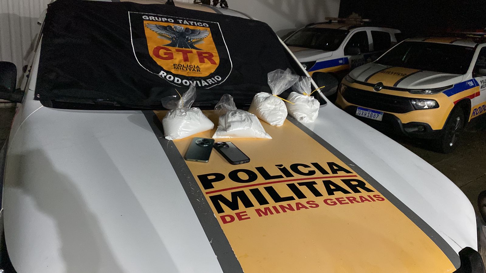Drogas apreendidas pela polícia em perseguição.
