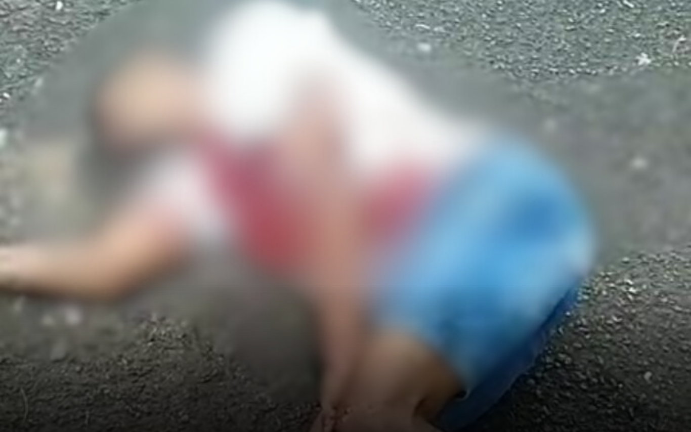 Homem esfaqueado no local do crime.