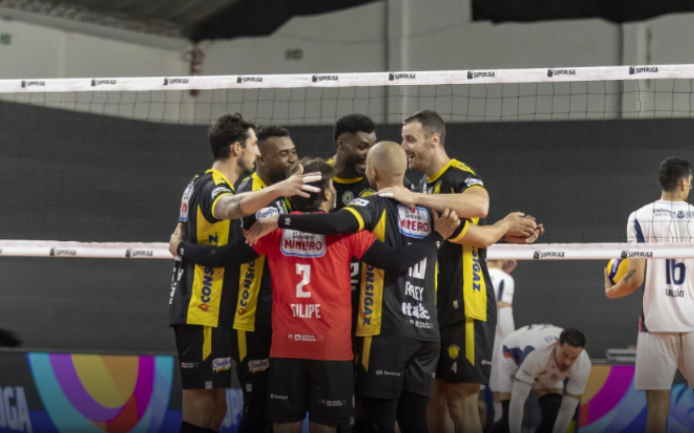 Time do Praia Clube celebra vitória contra o JF Vôlei.