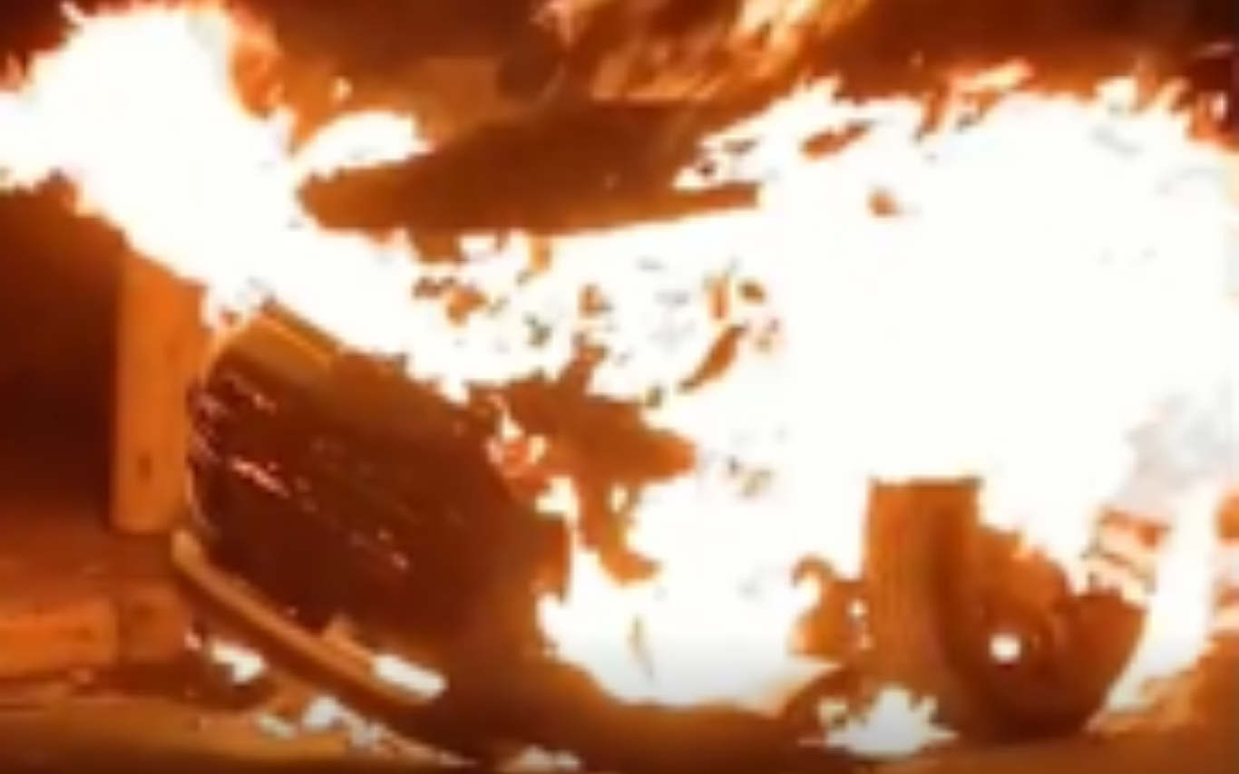 Carro incendiado no Jardim das Palmeiras