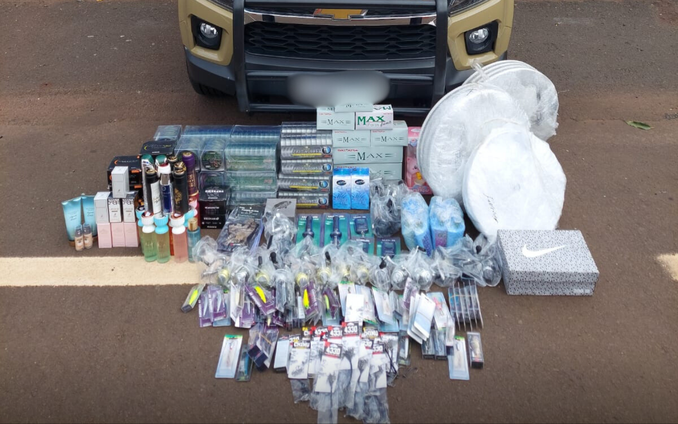 Parte dos itens apreendidos em operação policial.