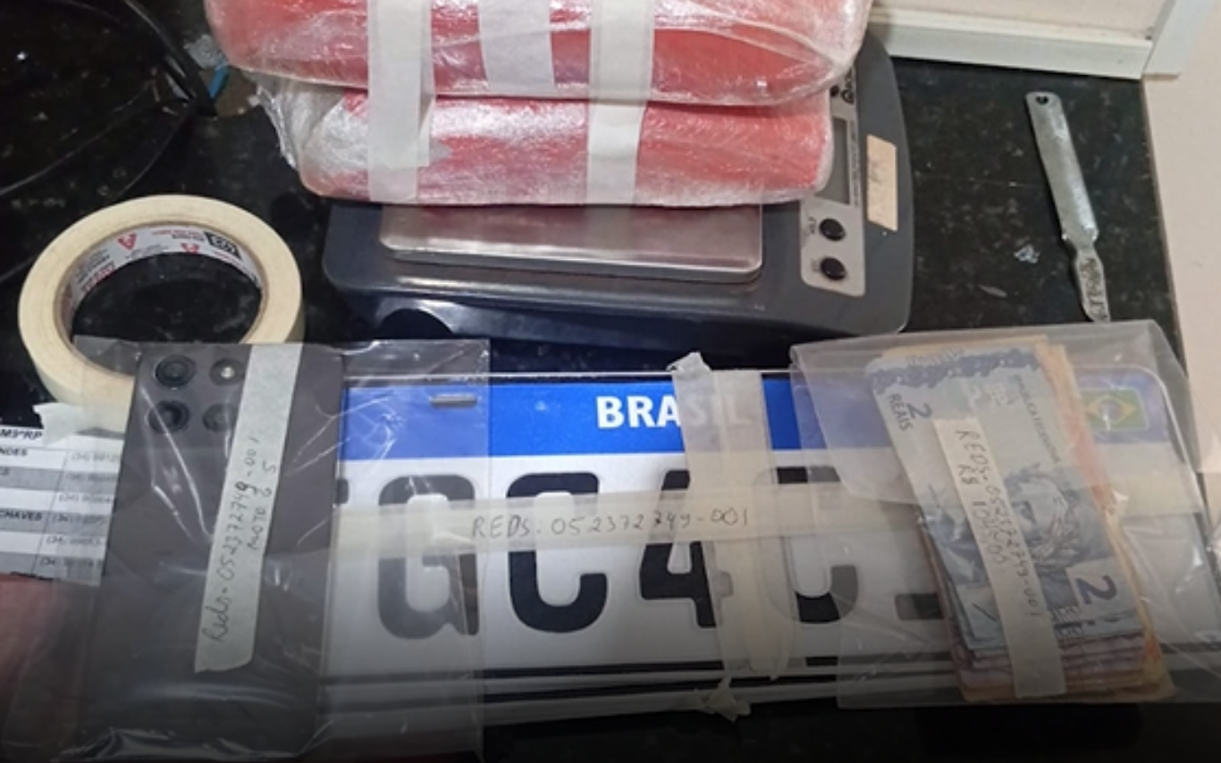 Itens apreendidos em abordagem policial.