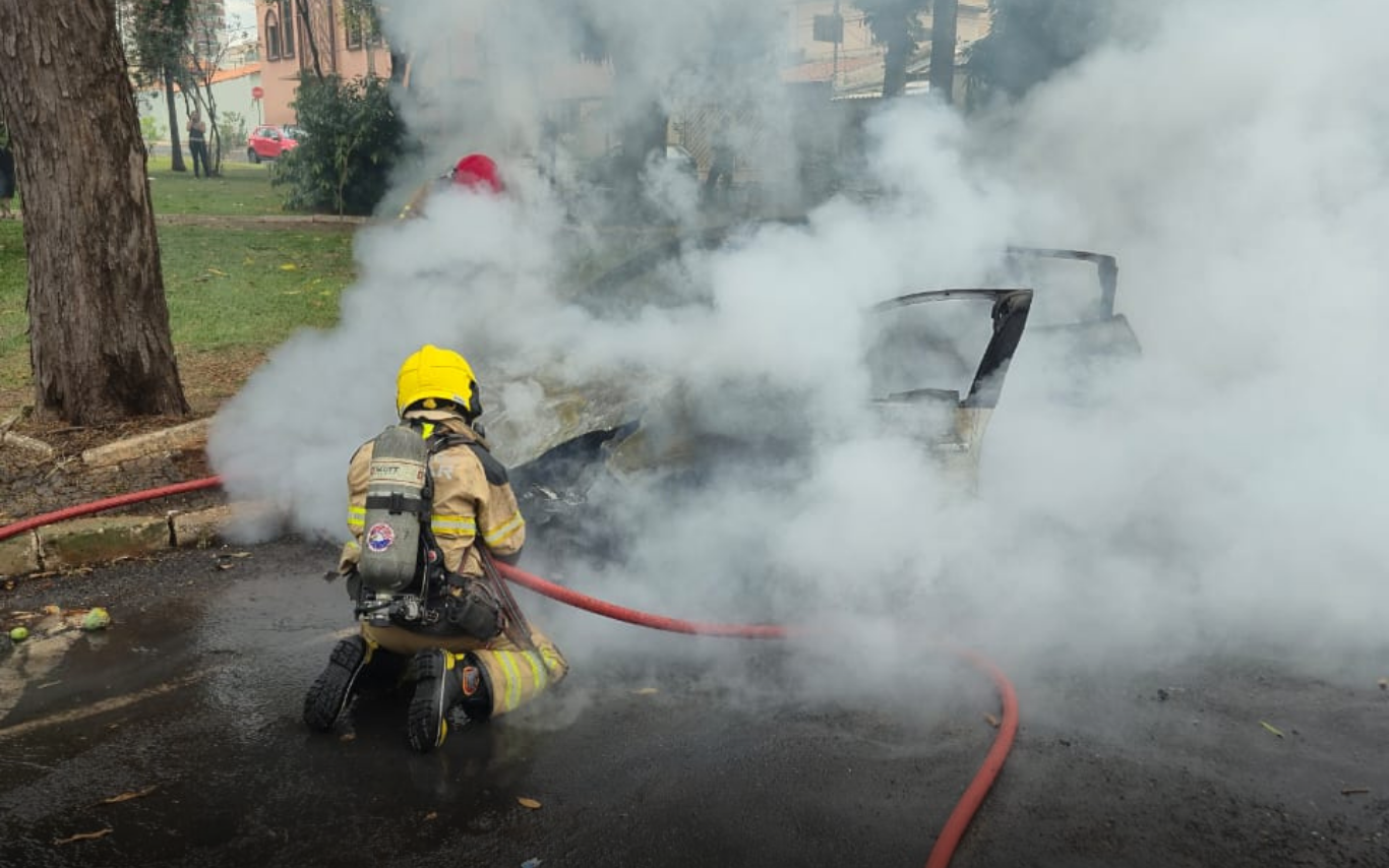 Corpo de Bombeiros combate incêncio em carro no Santa Mônica.