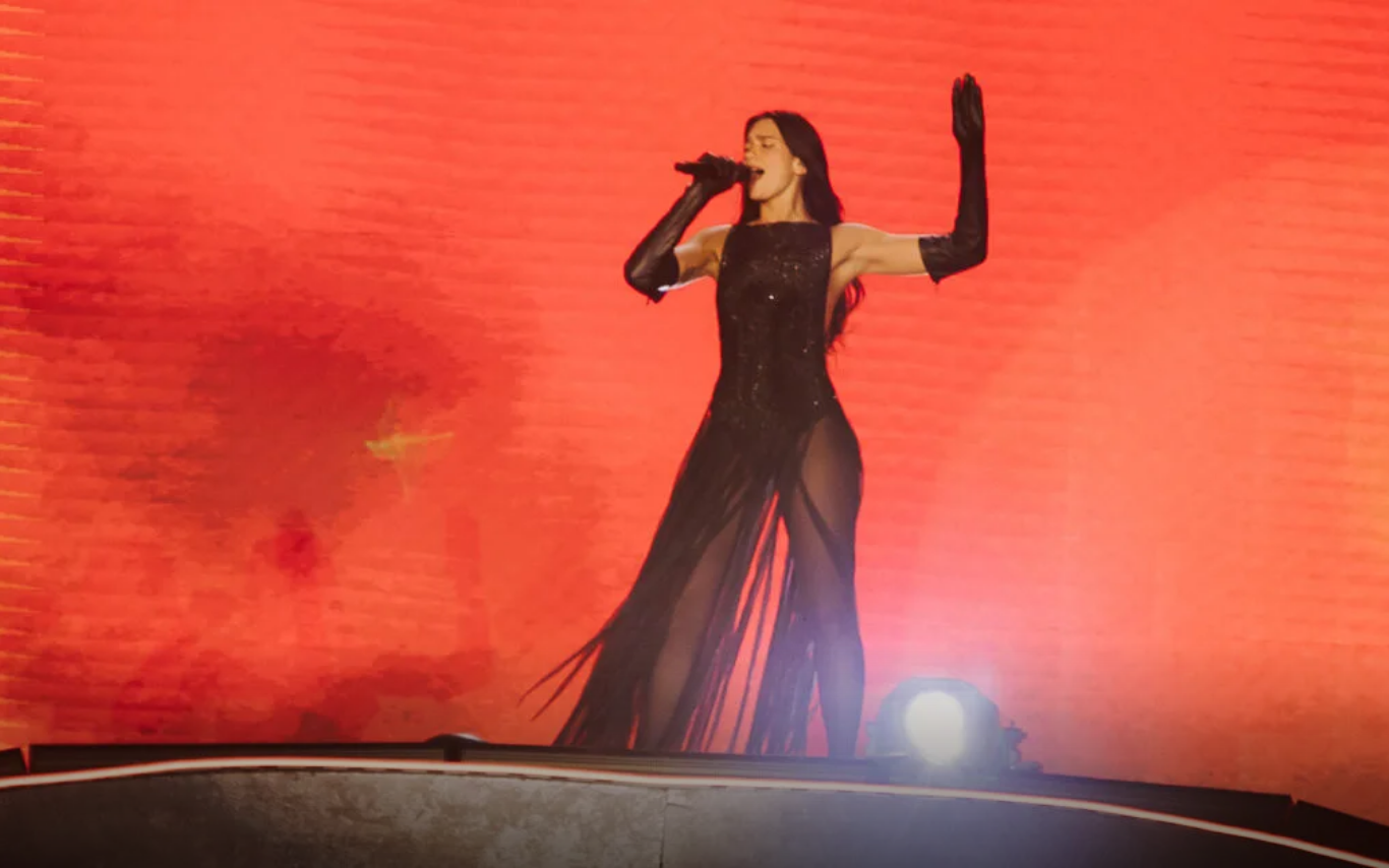 Dua Lipa durante apresentação no Morumbis.