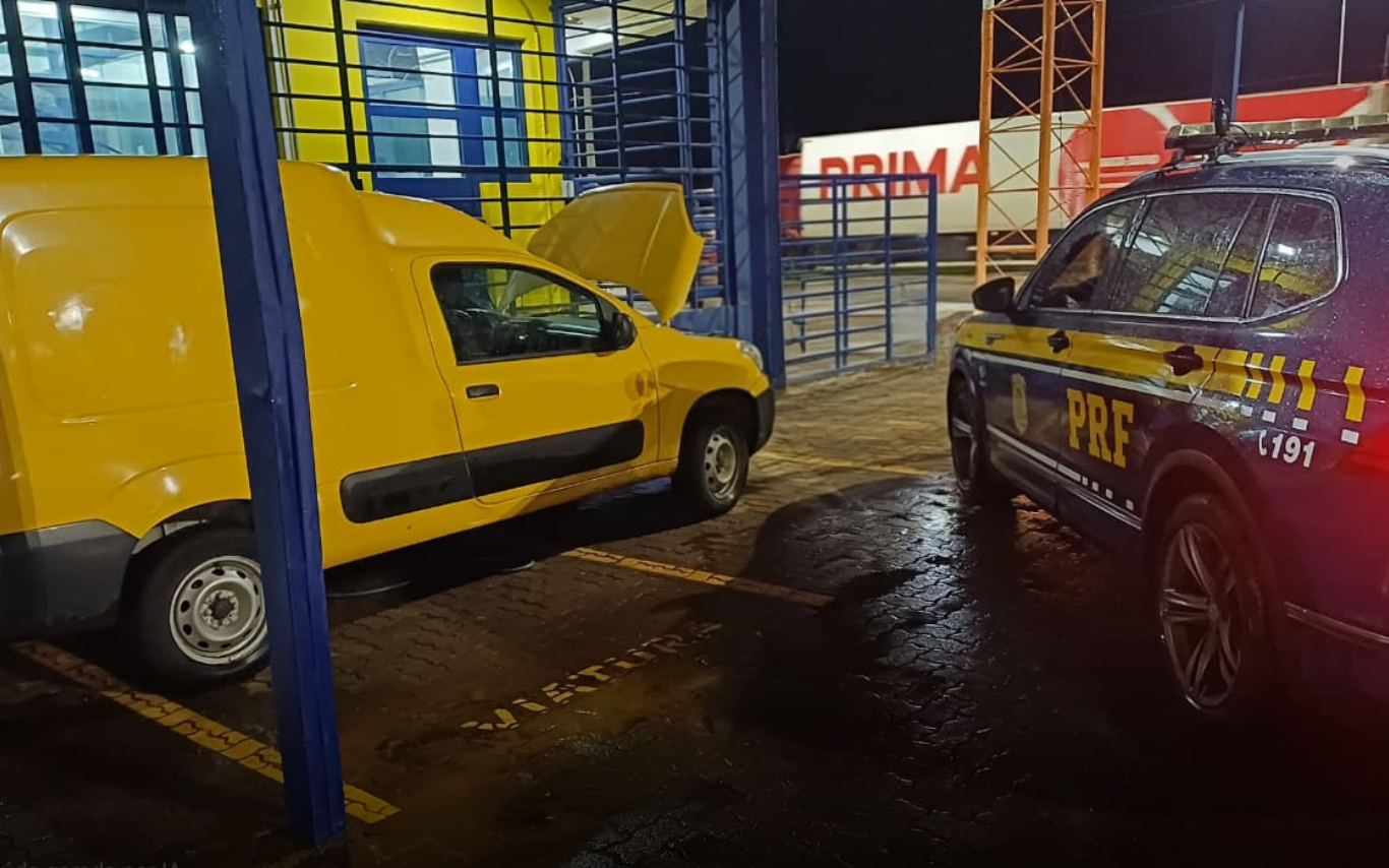 Furgão recuperado pela PRF.